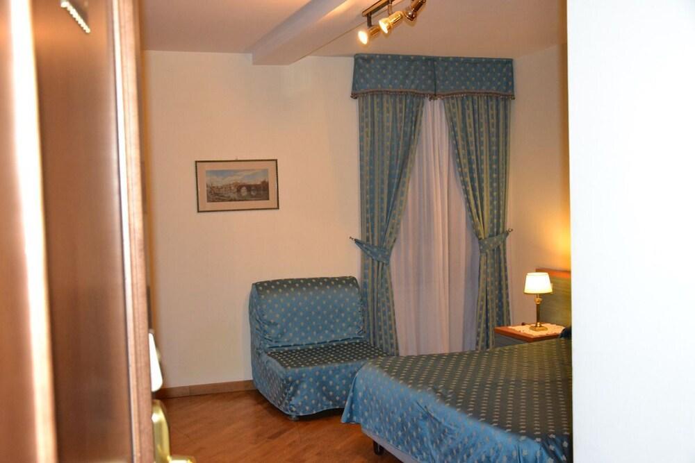 Domus Julia Guest house 3*